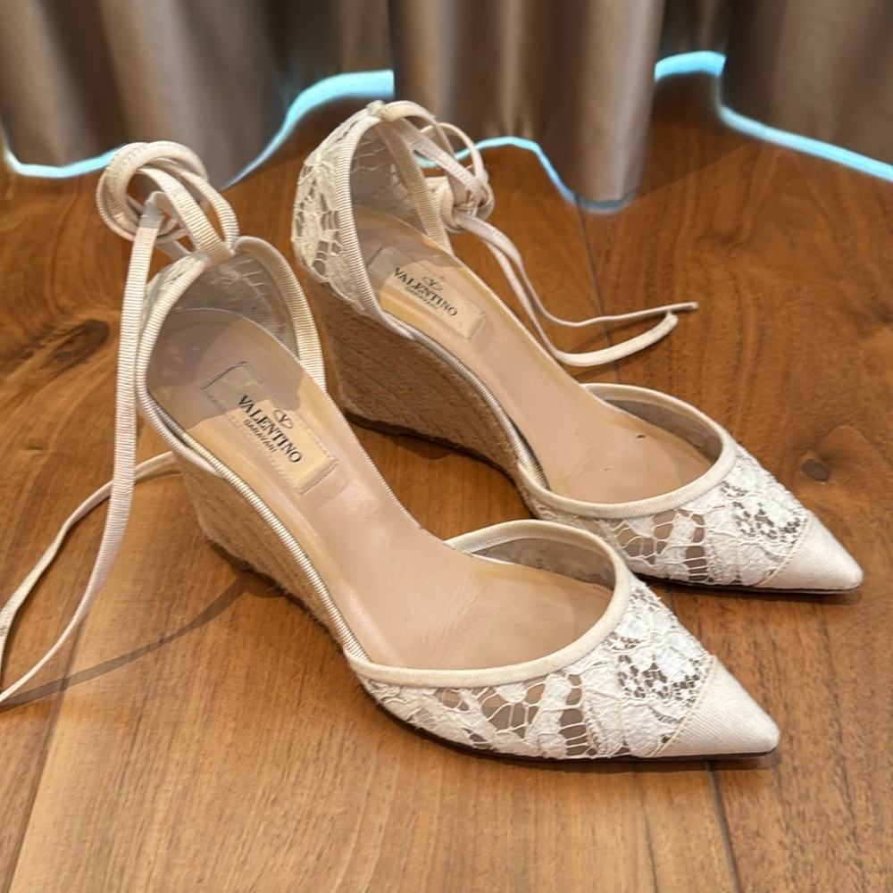 VALENTINO GARAVANI LACE CREAM WEDGE WITH ANKLE TIE. RARE. 37